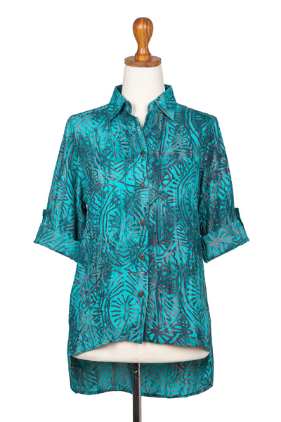 Hi-Low-Bluse aus Batik-Rayon - Langarm-Bluse aus Viskose-Batik in Grün und Blau mitgeschlossenen hochgeschlossenen Knöpfen