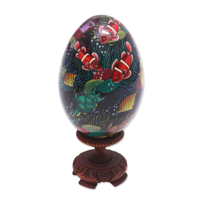 estatuilla de madera - Peces de colores pintados a mano en estatuilla de huevo de madera negra