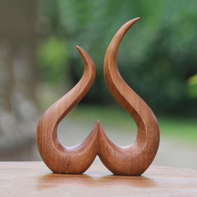 Escultura de madera - Escultura abstracta de corazón en crecimiento de madera de suar tallada a mano