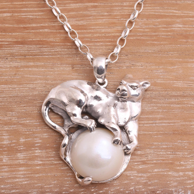Collar colgante de perlas cultivadas, 'White Panther Moonlight' - Collar de perlas cultivadas blancas con temática de pantera de Bali