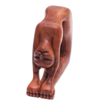 Holzskulptur „Ustrasana Kitty“ – Suar-Holzskulptur einer Katze in Ustrasana-Yoga-Pose