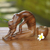 Holzskulptur „Ustrasana Kitty“ – Suar-Holzskulptur einer Katze in Ustrasana-Yoga-Pose