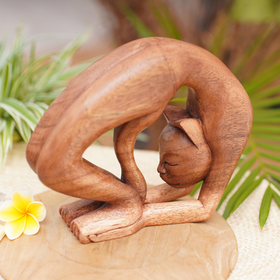 Holzskulptur - Handgeschnitzte Katzen-Yoga-Skulptur aus Suar-Holz aus Bali