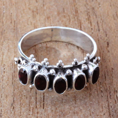Granat-Mehrsteinring - Handgefertigter Ring aus Sterlingsilber mit fünf ovalen Granat-Edelsteinen