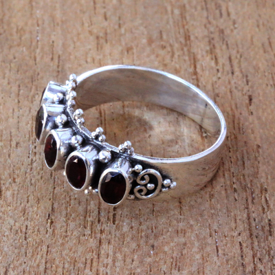 Granat-Mehrsteinring - Handgefertigter Ring aus Sterlingsilber mit fünf ovalen Granat-Edelsteinen