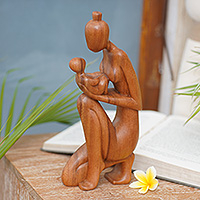 Escultura de madera, 'Newborn Wonder' - Escultura de maternidad de maravilla recién nacida de madera de Suar tallada a mano
