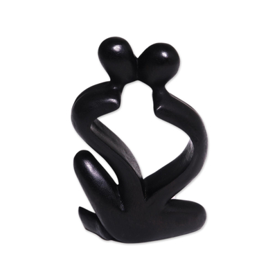 Escultura de madera, 'Amor eterno' - Escultura de pareja de madera de Suar de amor eterno negro tallada a mano
