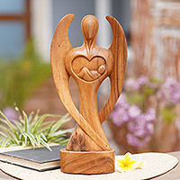 Holzskulptur „Baby Guardian“ – handgeschnitzte Baby-Schutzengel-Skulptur aus Suar-Holz