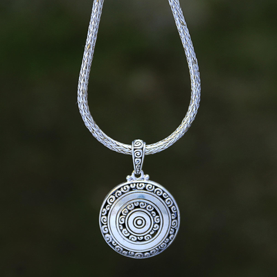 Collar colgante de plata de ley reversible, 'Secret Eden' - Collar colgante de medallón adornado de plata de ley reversible