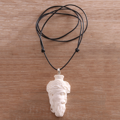 collar con colgante de hueso - Collar con colgante de Jesús de hueso tallado a mano de Bali