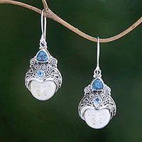 Pendientes colgantes de topacio azul, 'Celuk Pangeran' - Pendientes colgantes de topacio azul y hueso tallado de Bali