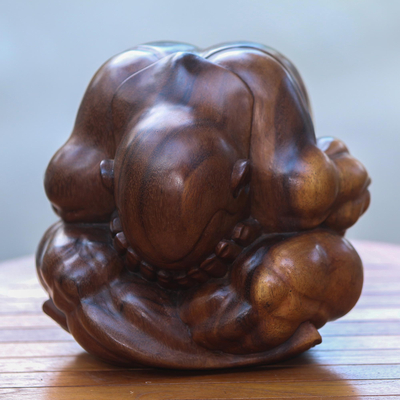Escultura de madera, (7.5 in.) - Escultura de yogui de madera de suar tallada a mano en Bali