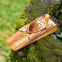 Tope de puerta de madera, 'Tortuga bebé' - Tope de puerta de madera Suar de tortuga bebé de Bali