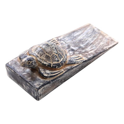 Türstopper aus Holz, „Whitewashed Baby Turtle“ – Türstopper aus weiß getünchtem Babyschildkröten-Suar-Holz aus Bali