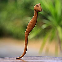 Rascador de espalda de madera, 'Sleepy Gecko' - Rascador de espalda Gecko de madera de Suar hecho a mano de Bali