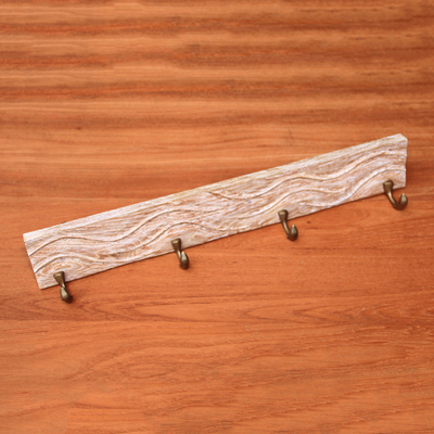 Garderobe oder Schlüsselbrett aus Holz - Garderobe oder Schlüsselbrett aus weiß getünchtem Holz mit Delfinhaken
