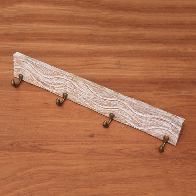 Garderobe oder Schlüsselbrett aus Holz - Garderobe oder Schlüsselbrett aus weiß getünchtem Holz mit Delfinhaken