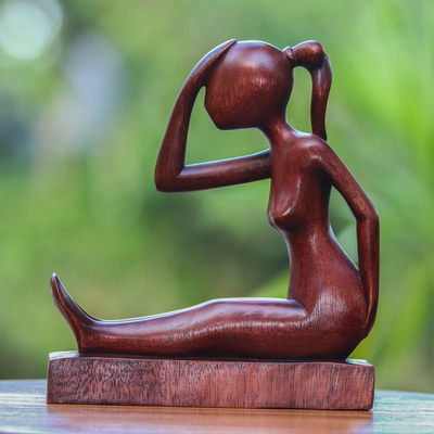 Holzskulptur - Handgeschnitzte Skulptur einer Frau aus Suar-Holz