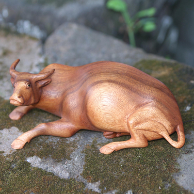 Escultura de madera - Escultura de búfalo de madera de suar tallada a mano en Bali