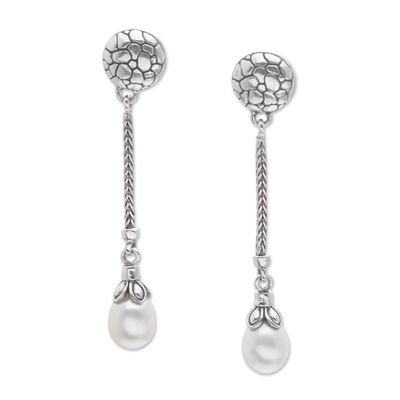 Aretes colgantes de perlas cultivadas - Pendientes colgantes de perlas cultivadas con motivo de guijarros de Bali