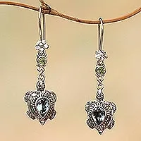 Pendientes colgantes de topacio azul y peridoto, 'Jepun Turtles' - Pendientes de tortuga de topacio azul y peridoto de Bali