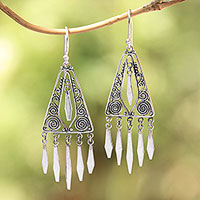 Kronleuchter-Ohrringe aus Sterlingsilber, „Divine Dangle“ – Dreieckige Kronleuchter-Ohrringe aus Sterlingsilber aus Bali