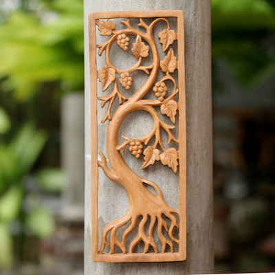 Reliefplatte aus Holz - Handgeschnitzte, mit Weinreben verzierte Reliefplatte aus Suar-Holz