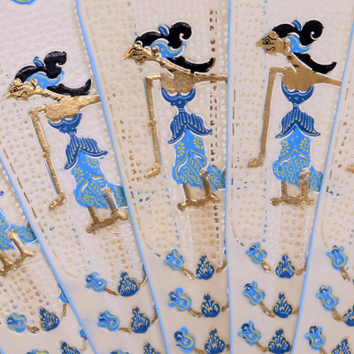 Lederfächer, 'Srikandi's Breeze' - Creme mit Fächern aus blauem und goldenem Akzent Lederpergament