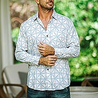 Herrenhemd mit Knöpfen, „Pastel Blue Geometry“ – Geometrisches Herrenhemd mit Knöpfen aus Bali