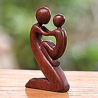 Escultura en madera, 'Padre juguetón' - Escultura de madera de suar padre e hijo de Bali