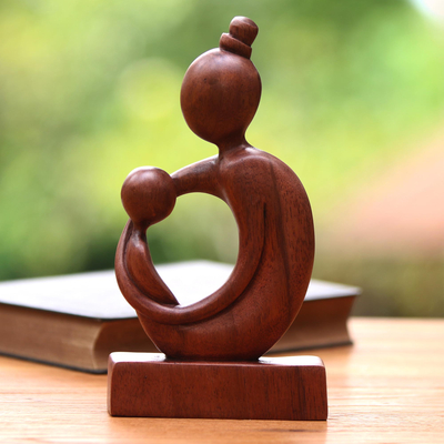 Escultura de madera, 'Los brazos de la madre' - Escultura de madre e hijo de madera de Suar de Bali