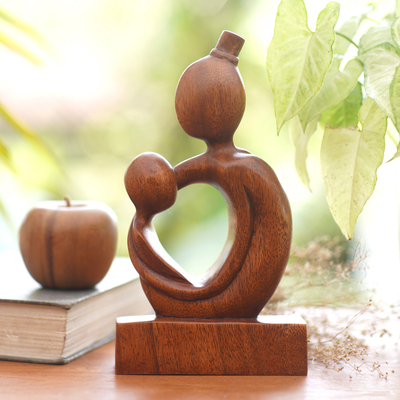Holzskulptur - Mutter-Kind-Skulptur aus Suar-Holz aus Bali
