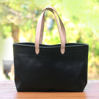 Ledertasche - Handgefertigte Einkaufstasche aus schwarzem Leder mit cremefarbenen Riemen