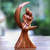 Holzskulptur „Romantik auf dem Mond“ – Balinesische romantische Skulptur aus Suarholz