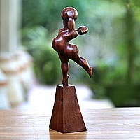 Escultura en madera, 'Ball Stretch' - Escultura de madera de Suar de una mujer con una pelota de Bali