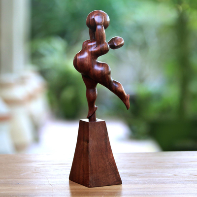 Escultura de madera - Escultura de madera de suar de una mujer con una pelota de Bali