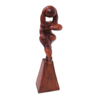 Escultura de madera - Escultura de madera de suar de una mujer con una pelota de Bali