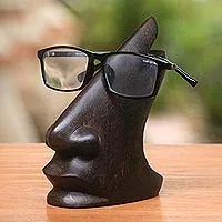 Brillenständer aus Holz, „Prominent Nose in Dark Brown“ – Brillenständer aus Holz in Dunkelbraun aus Bali