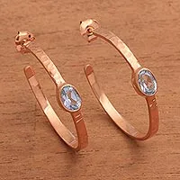 Pendientes medio aro con topacio azul bañado en oro rosa - Pendientes de medio aro martillados con topacio azul con baño de oro rosa