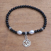 Pulsera elástica con cuentas de ónix, 'Feminine Om' - Pulsera elástica con cuentas de ónix Om de Bali