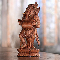 Escultura en madera, 'Wonderful Ganesha' - Escultura en madera de Ganesha sobre una flor de loto de Bali