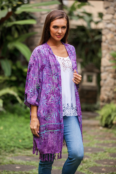 Kimonojacke aus Batik-Rayon - Kimono-Jacke aus Batik-Rayon mit Blattmotiv in Glyzinien aus Bali