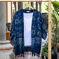 Chaqueta de kimono de rayón Batik, 'Denpasar Lady in Blue' - Chaqueta de kimono Batik Rayon con motivo de hojas en azul de Bali