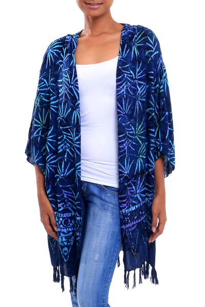 Kimonojacke aus Batik-Rayon - Batik-Rayon-Kimonojacke mit Blattmotiv in Blau aus Bali