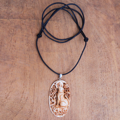 collar con colgante de hueso - Collar con colgante de lobo de hueso tallado a mano de Bali