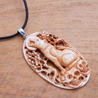 Halskette mit Knochenanhänger, „Setra Wolf“ – handgeschnitzte Halskette mit Wolfsanhänger aus Knochen aus Bali