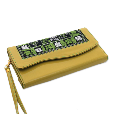 Bolso de mano con detalles de algodón - Clutch tejido a mano en piel sintética amarillo mostaza y bordado