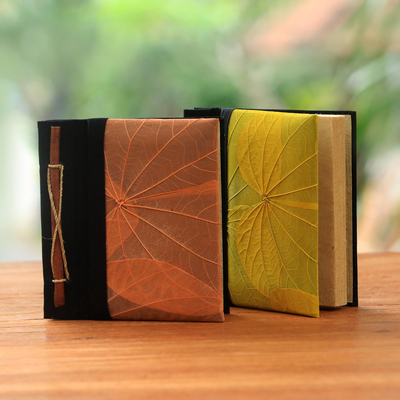 Natürliche Blatttagebücher, (Paar) - Orange und gelbe Kupu-Kupu-Blatt-Tagebücher aus Bali (Paar)