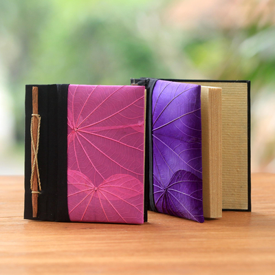 Natürliche Blatttagebücher, (Paar) - Rosa und lila Kupu-Kupu-Blatt-Tagebücher aus Bali (Paar)