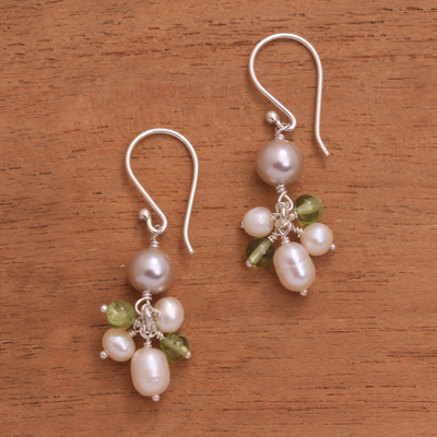 Pendientes colgantes de perlas cultivadas y peridoto - Aretes colgantes de racimo de perlas cultivadas y peridotos de Bali